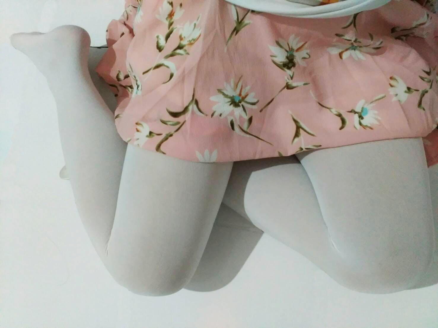 stoking wanita dewasa putih